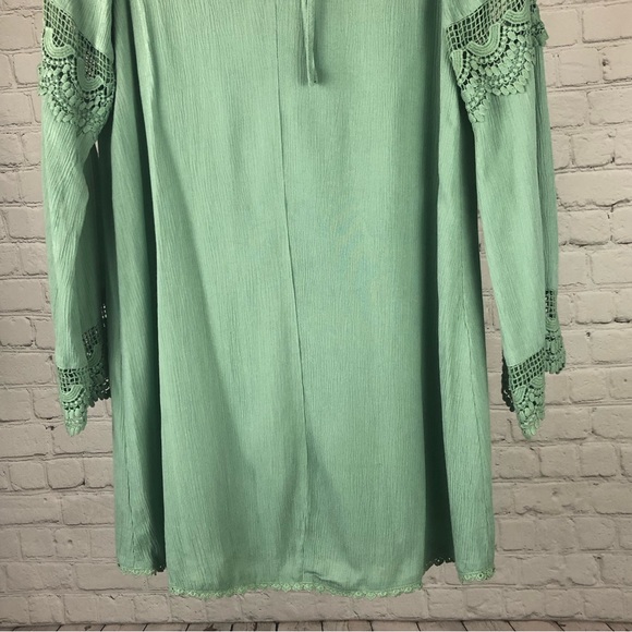 DRESS - Women's Soieblu Crinkle V-Neck Mini Dress in Malachite Green. Size M - Picture 7 of 15